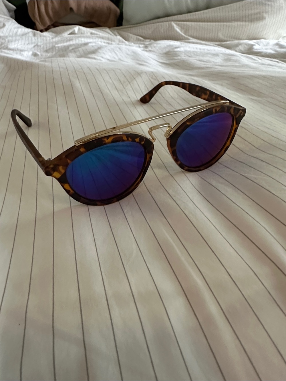 💜 3/30 Tortoiseshell Frame Sunglasses with Blue Mirrored Lenses